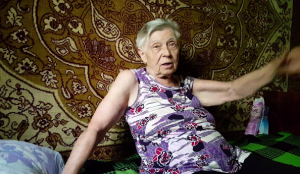 -Синку, ти де таку знайшов? Вона ж цілий день сидить без діла! А я вам ...