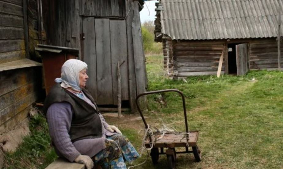 Бабушка живет в деревне. Бабушка в деревне. Старики в деревне. Старушка в деревне. Бабушка в деревенском доме.