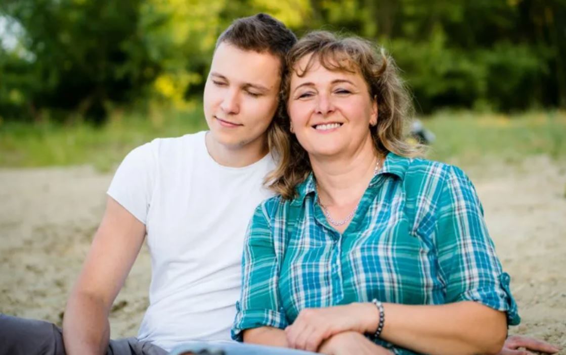 Name mother and son. Фотосессия со взрослым сыном. Мама обнимает сына. Фотосессия мама и взрослый сын. Женщина обнимает сына.