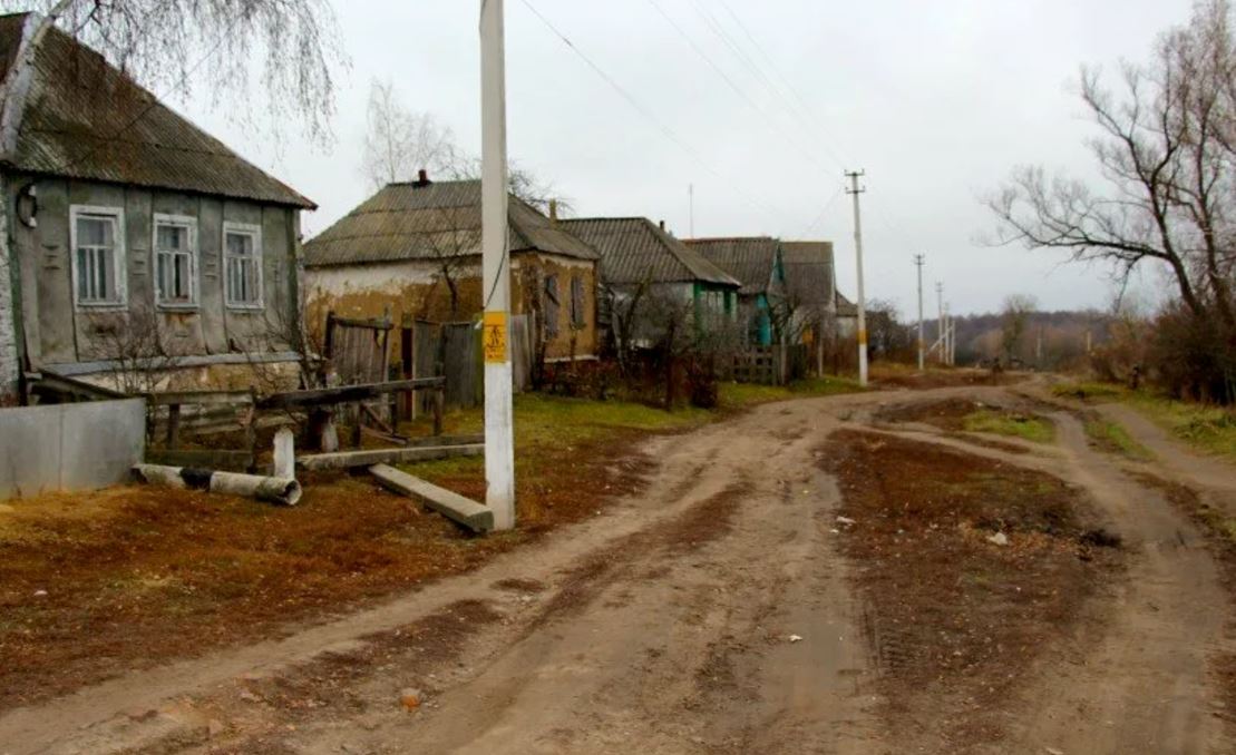 Село категорически. Деревня разруха Российская разруха. Село Каменка Курская область. Деревня грязь глубинка. Деревня грязь разруха.