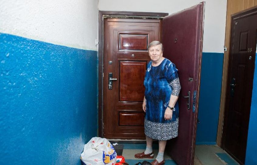 Тетку в подъезде. Бабка в квартире. Бабушки у подъезда. Квартира бабушки. Бабушка открывает дверь.